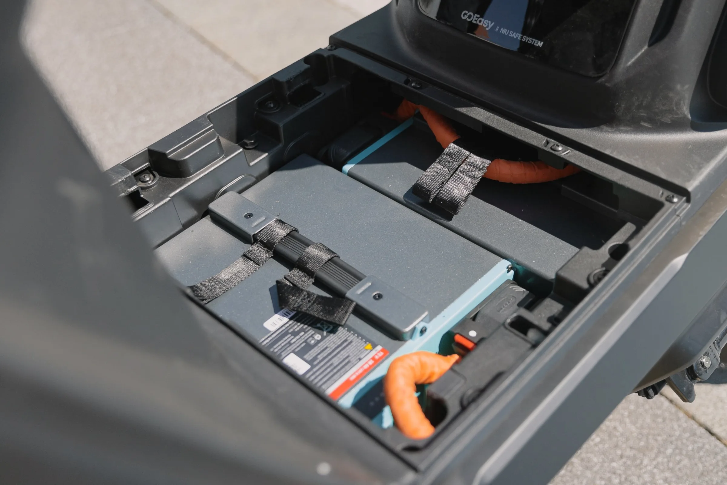 Batteries amovibles logées dans le plancher du NQiX